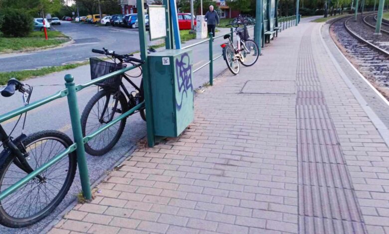 There is not enough space, the tram stop railing is used as bicycle storage in Szeged, we asked SZKT if there is a solution – Szeged News