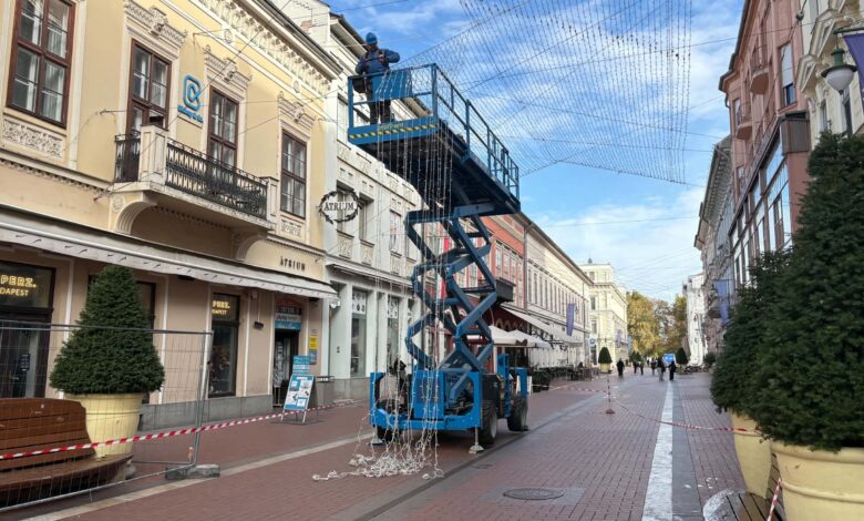 Hamarosan ünnepi fényárba borul Szeged főutcája – már szerelik a karácsonyi fényfüzéreket a Kárász utcán (galéria) - Szegedi hírek | Szeged365
