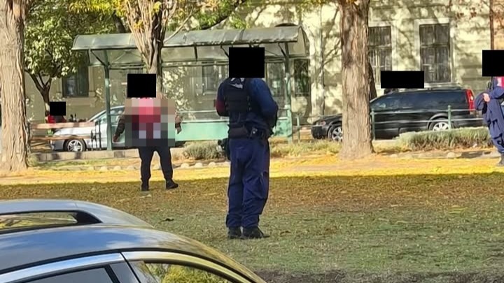 Egy férfi kést tartott a saját torkához a szegedi Dugonics téren (18+ fotó) - Szegedi hírek | Szeged365