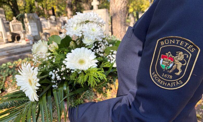 Katonai tiszteletadás mellett emlékezett meg a szolgálat közben életüket vesztett munkatársakról a Szegedi Fegyház és Börtön vezetése - Szegedi hírek | Szeged365