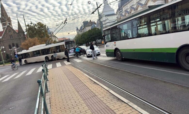 A kereszteződésben robbant le az egyik trolibusz, baleset történt a Sándorfalvi úton - Szegedi hírek | Szeged365