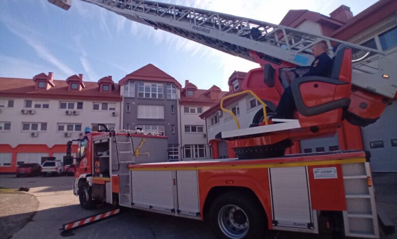 Megérkezett a szegedi tűzoltó-laktanya új sztárja! Elfoglalta helyét a közelmúltban átadott új létraszerek egyike - Szegedi hírek | Szeged365